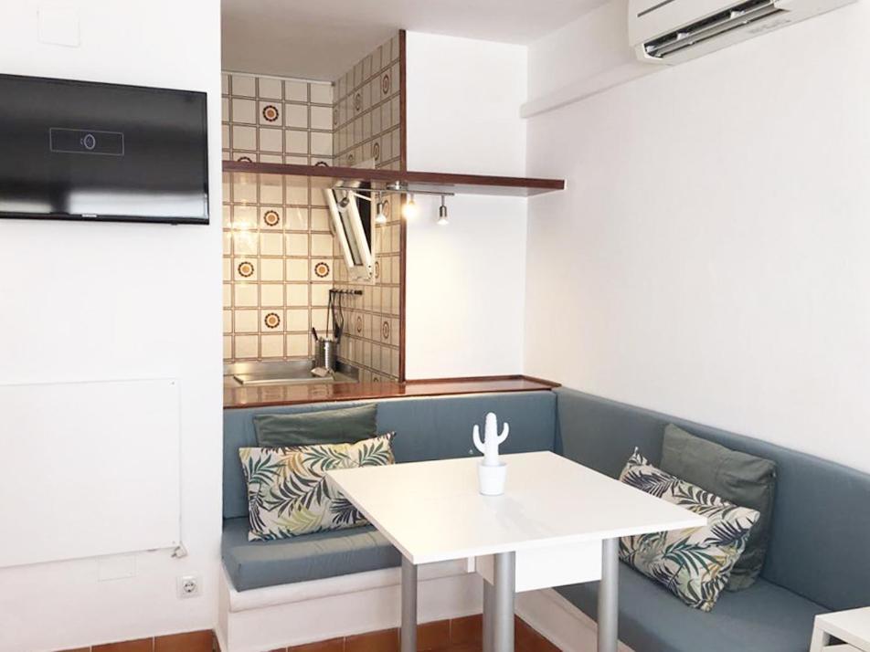 Apartamentos Albertos Санта Еулалия дел Рио Екстериор снимка