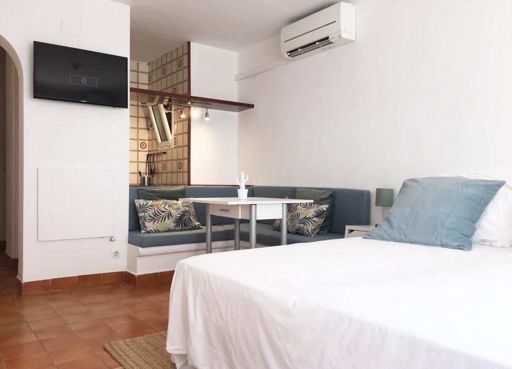 Apartamentos Albertos Санта Еулалия дел Рио Екстериор снимка